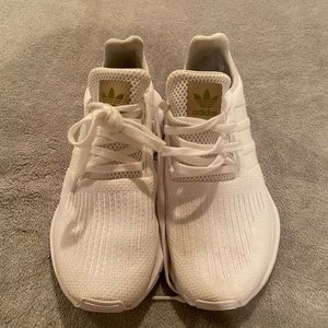 Adidas swift run tennis shoe